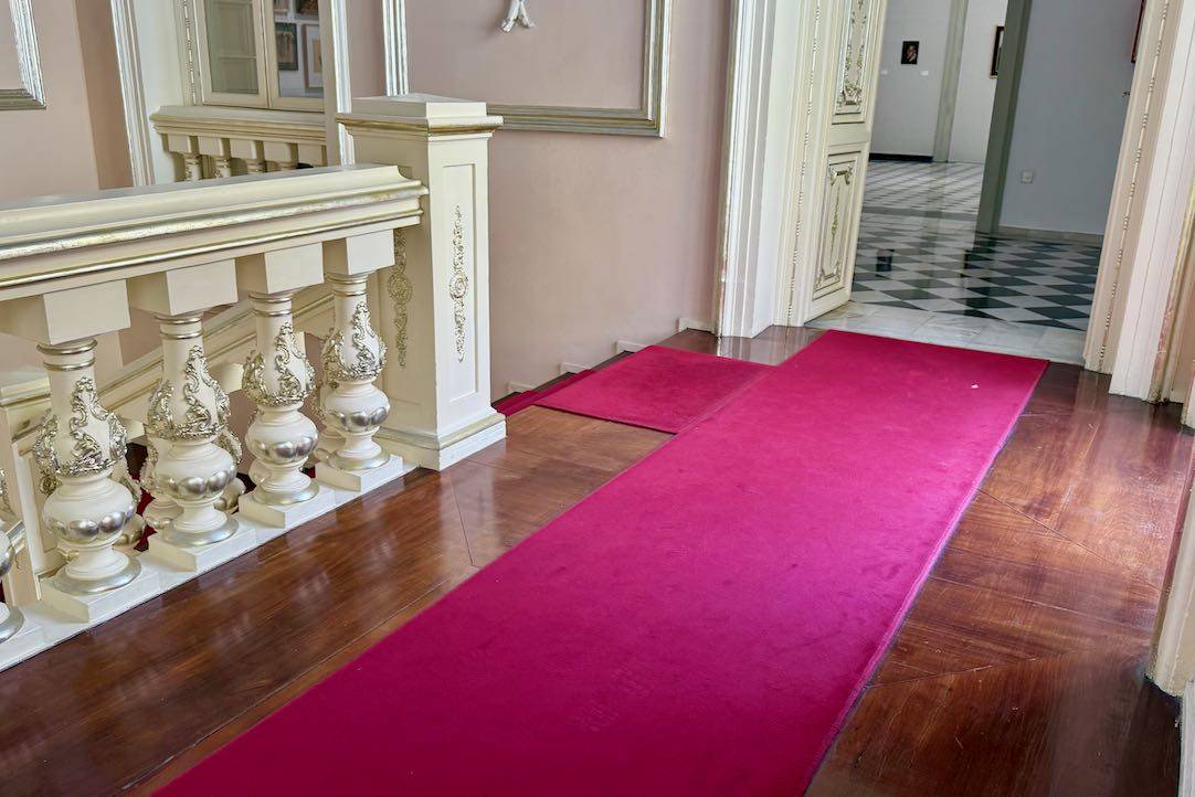 Entrada a la sala con moqueta