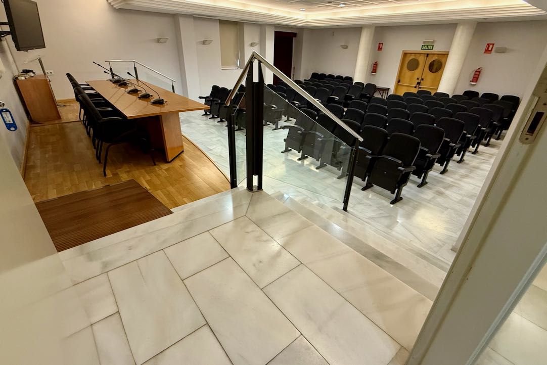 Salón de actos, acceso a escenario