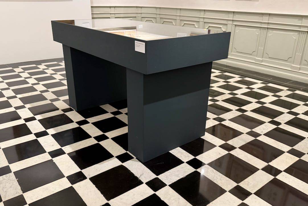 Salón noble, expositor