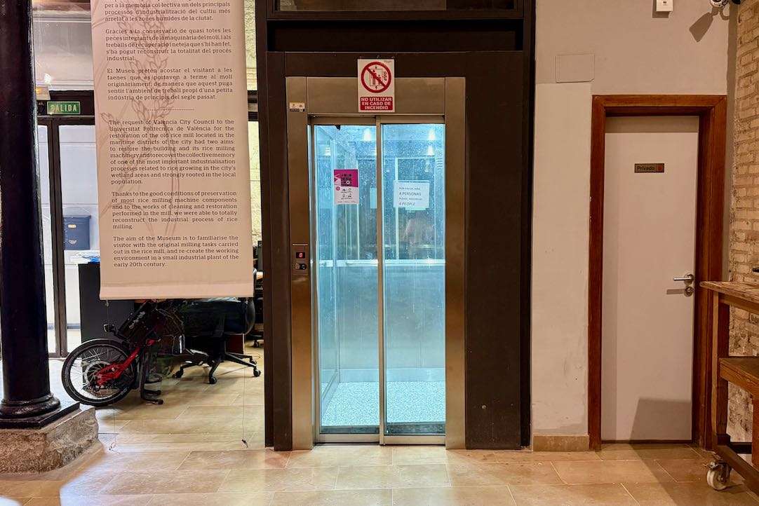 Acceso ascensor planta baja