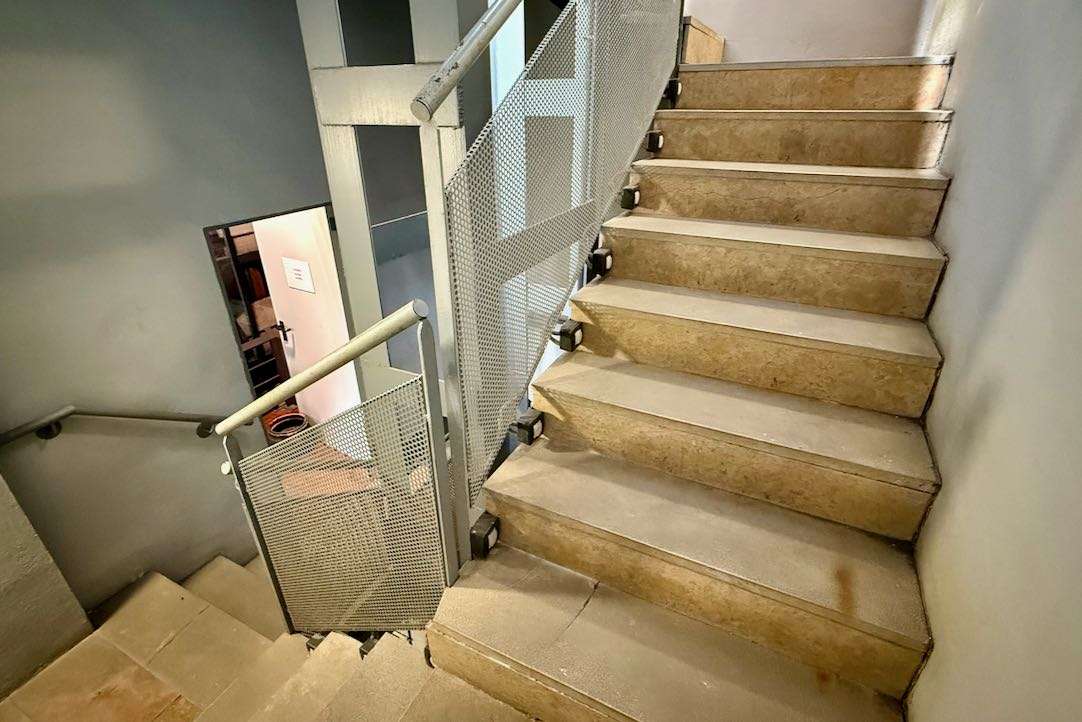 Escalera de acceso a plantas superiores