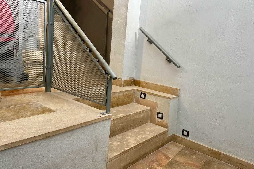 Escalera de acceso a plantas superiores