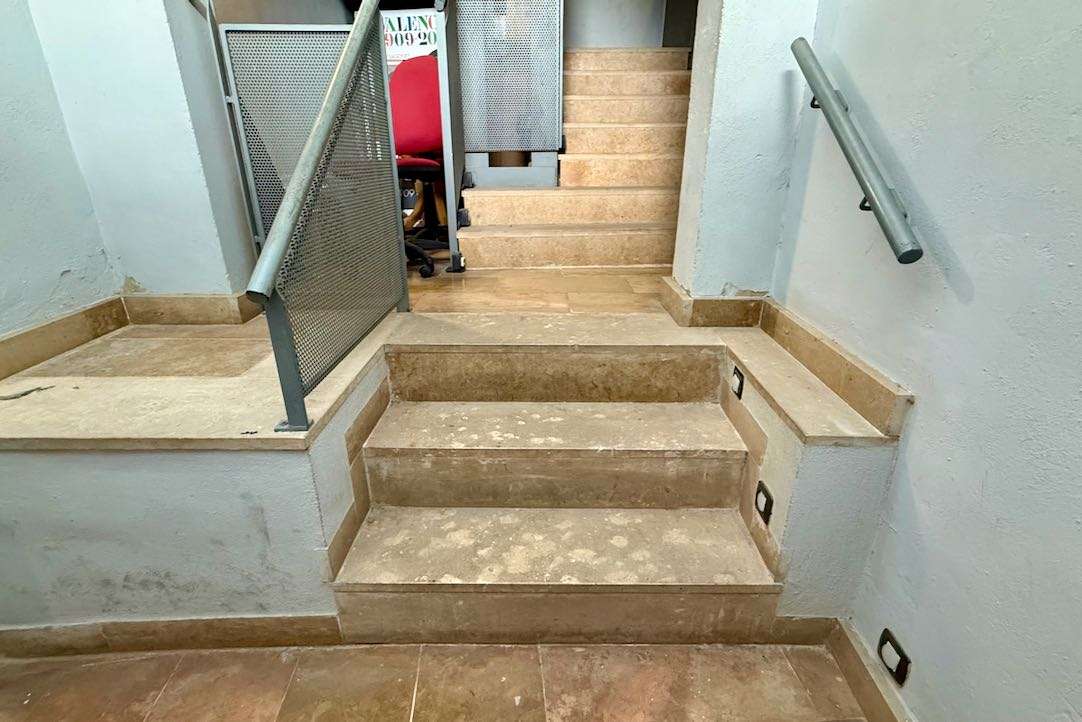 Escalera de acceso a plantas superiores
