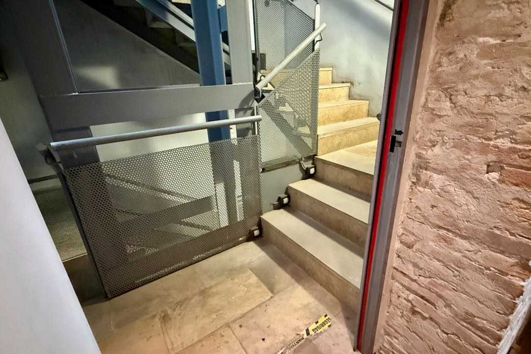 Escalera de acceso a plantas superiores