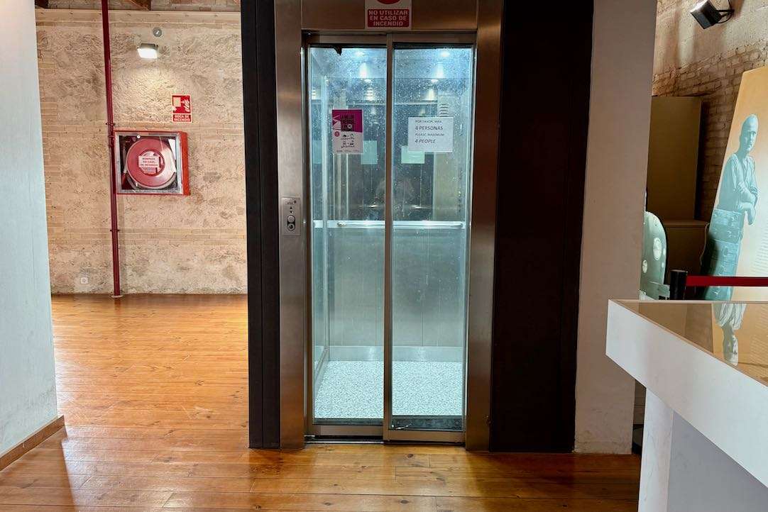 Acceso ascensor planta superior