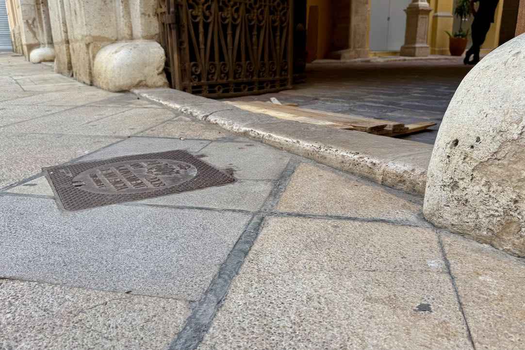 Escalón de la puerta principal