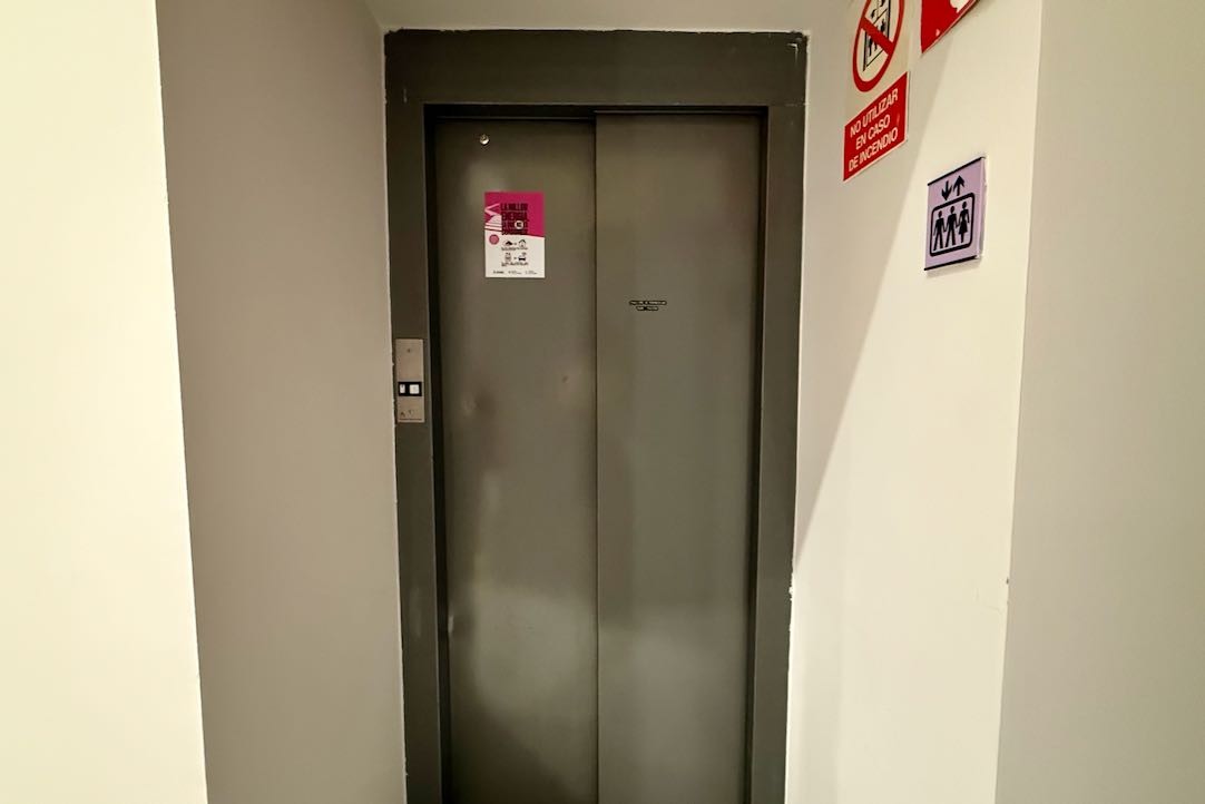 Acceso al ascensor desde la primera planta