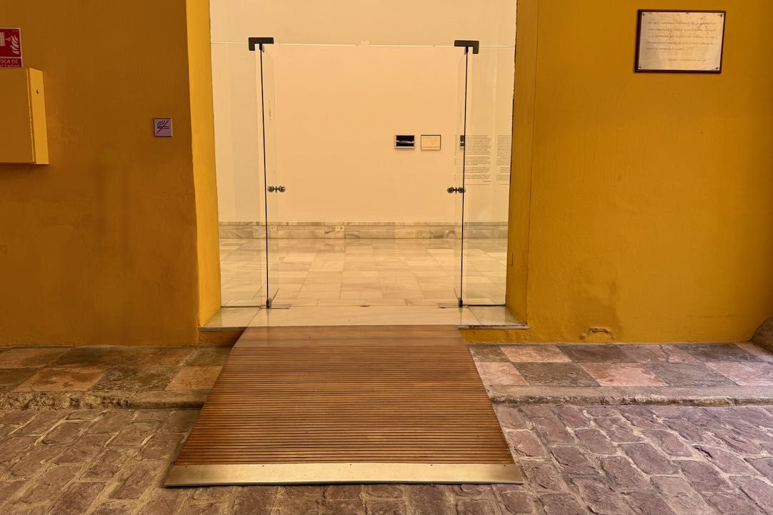 Puerta de acceso a la sala