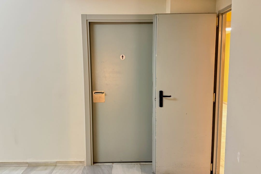 Puerta aseos hombres