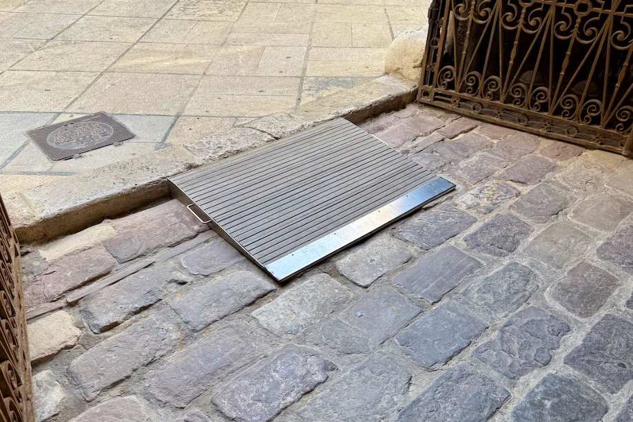 Rampa de la puerta principal