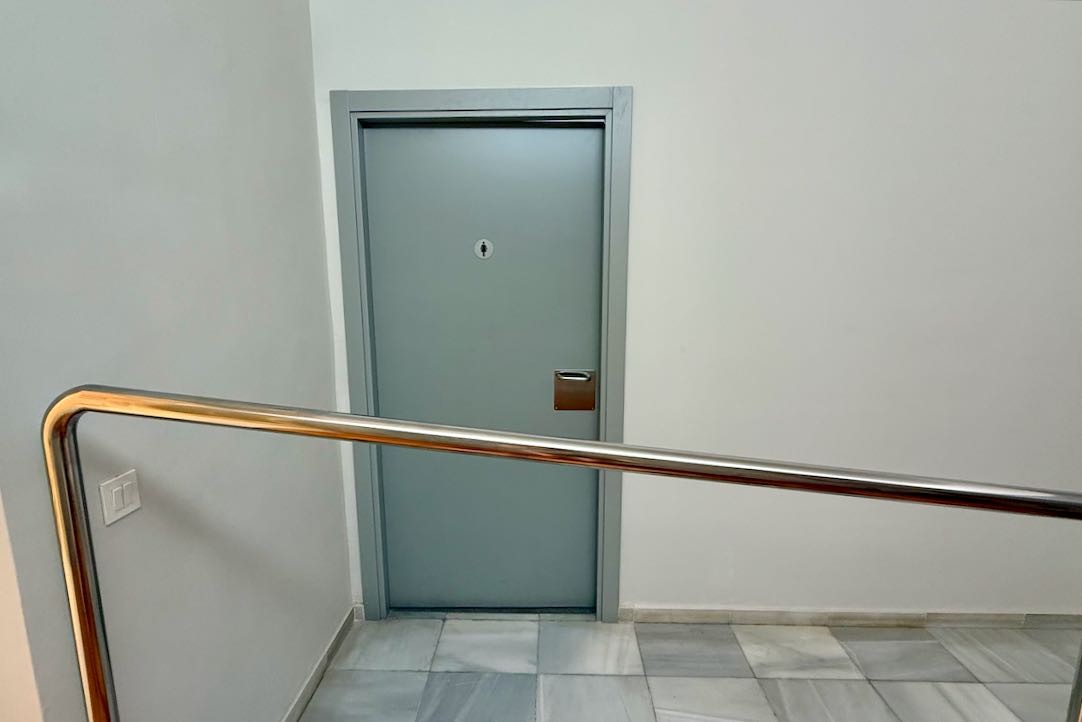 Puerta aseo mujeres