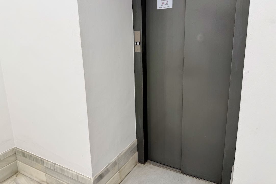 Acceso a ascensor desde planta baja