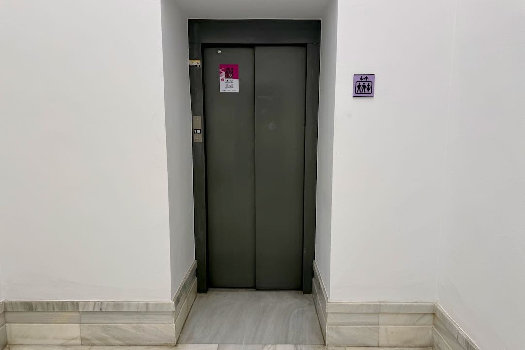 Acceso a ascensor desde planta baja