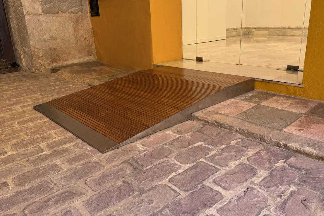 Puerta de acceso a la sala