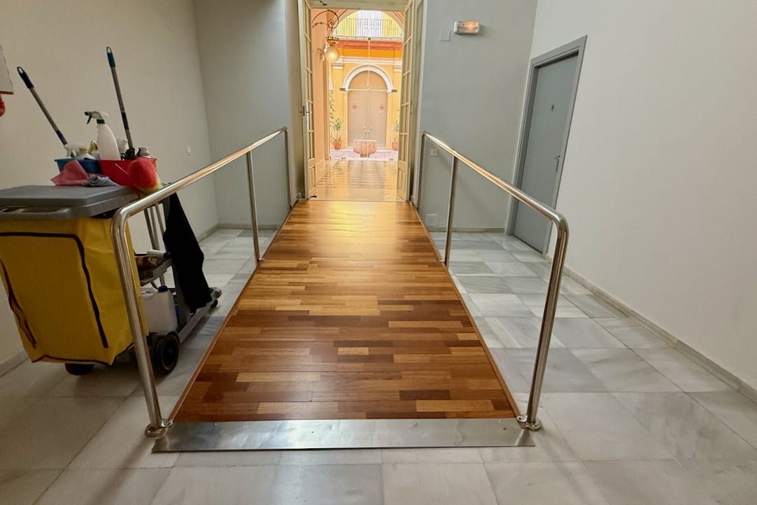 Rampa de acceso a aseos