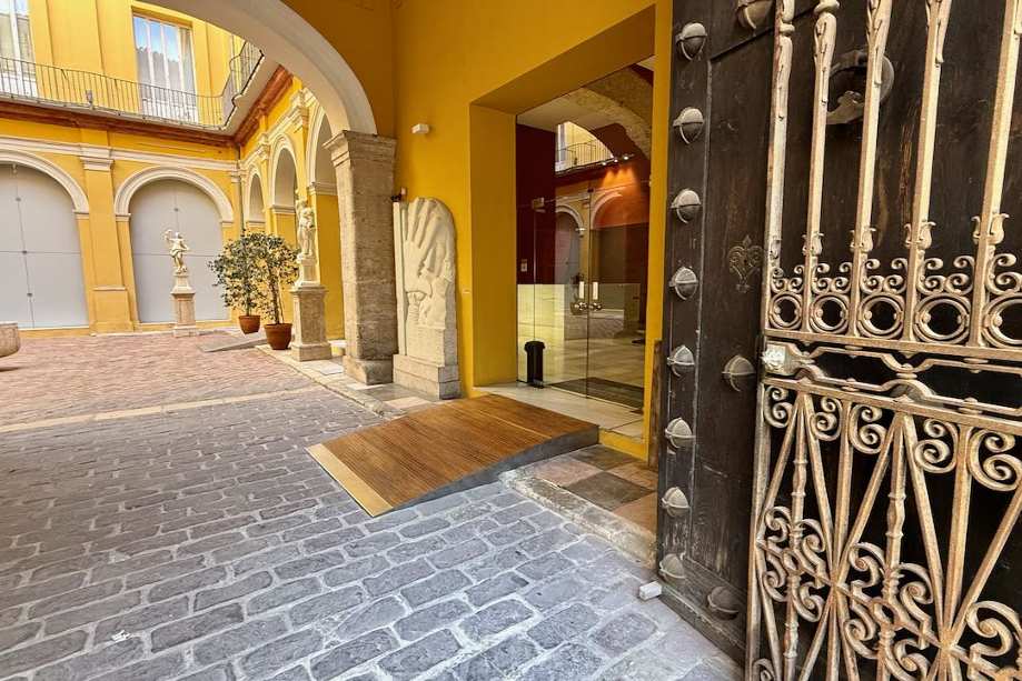 Puerta de acceso al vestíbulo principal
