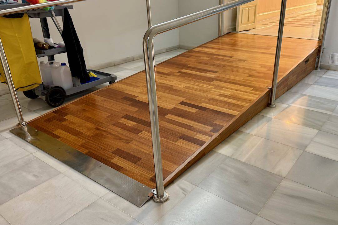 Rampa de acceso a los aseos