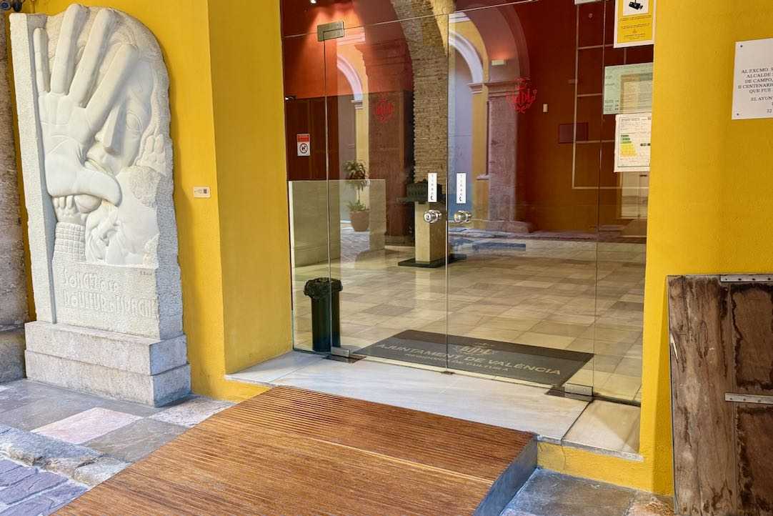 Puerta de acceso al vestíbulo principal