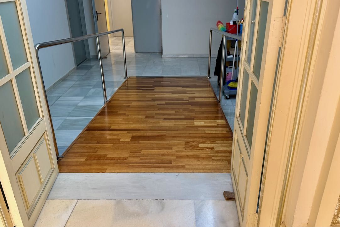 Rampa de acceso a los aseos