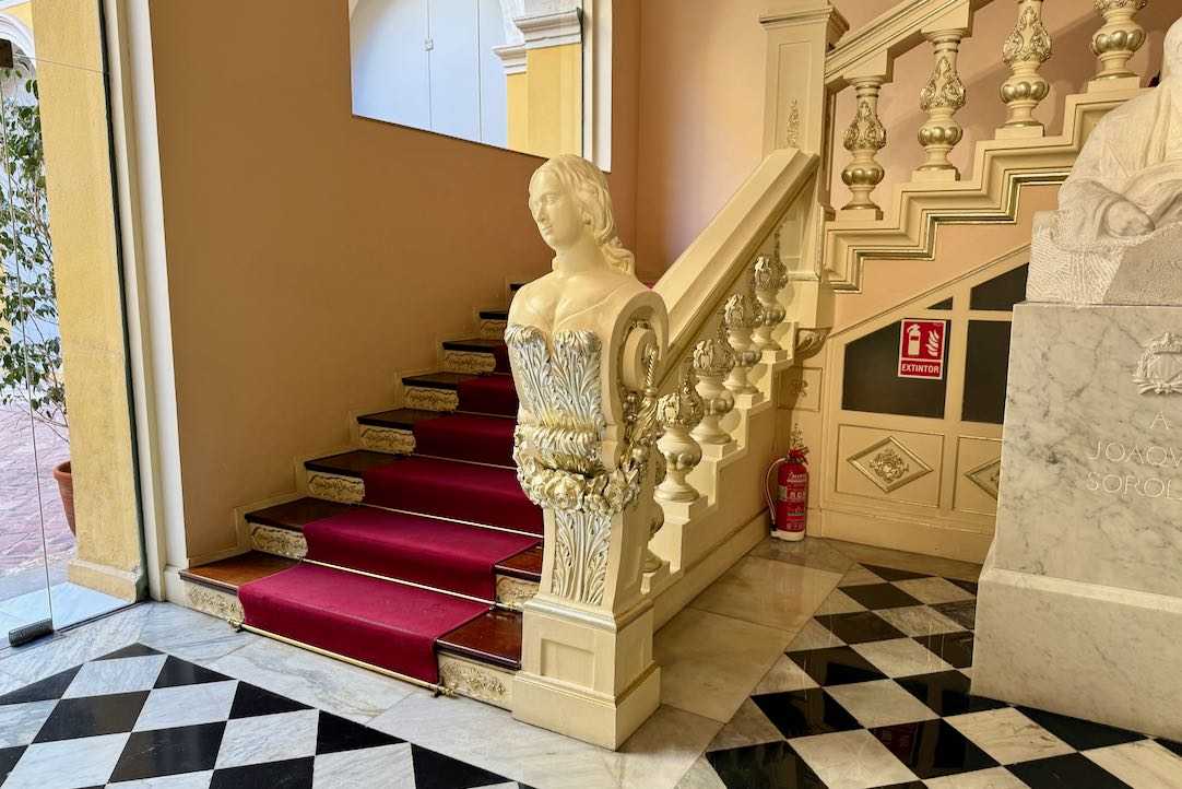Escalera del museo