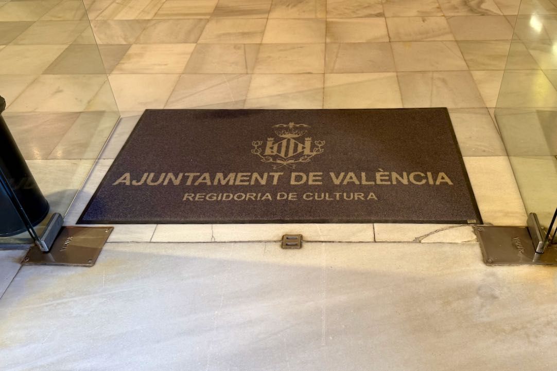 Puerta de acceso al vestíbulo principal