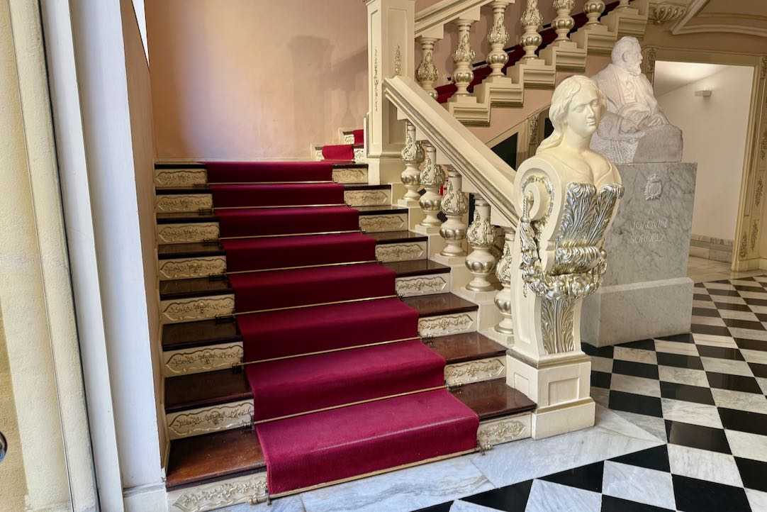 Escalera del museo