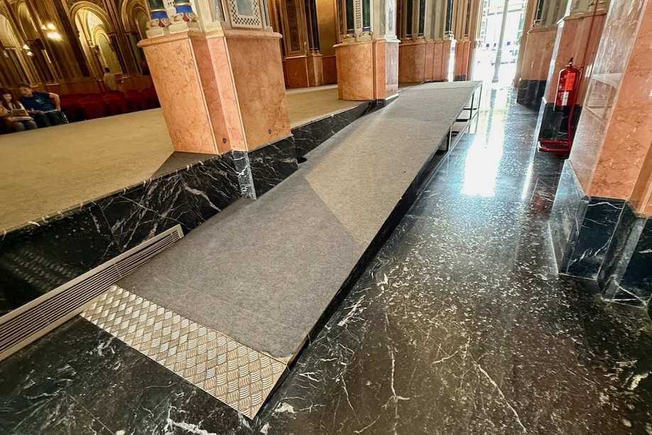 Rampa de acceso al escenario