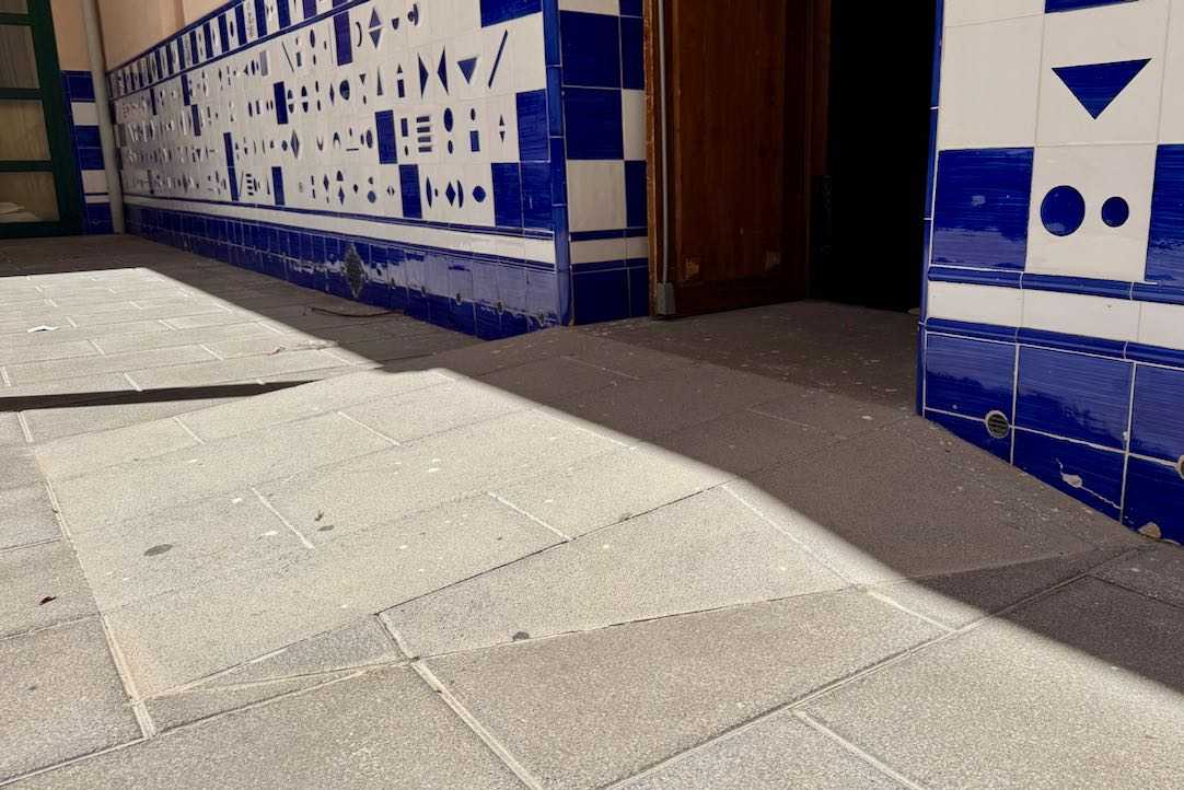 Puerta accesible, detalle de la rampa
