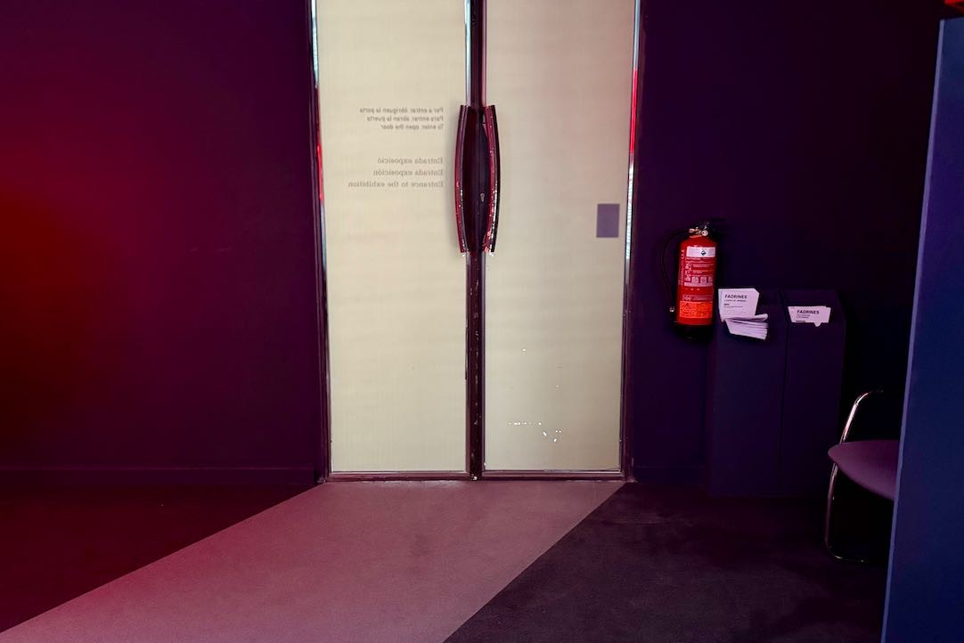 Puerta de acceso a sala