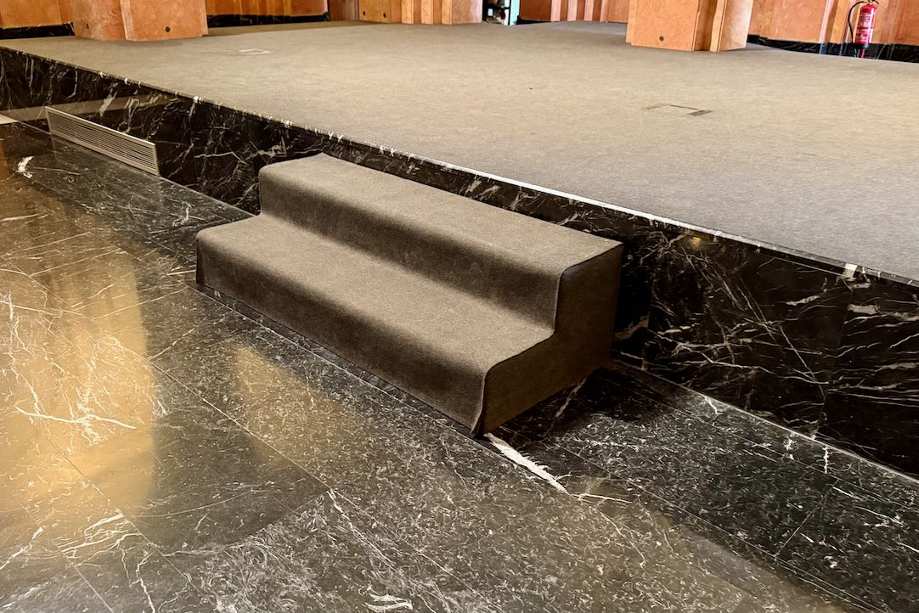 Escalera de acceso al escenario