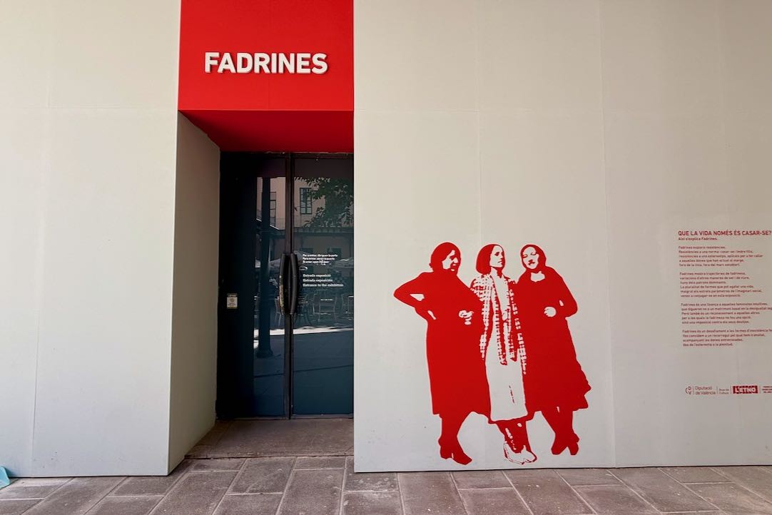Puerta de acceso a sala