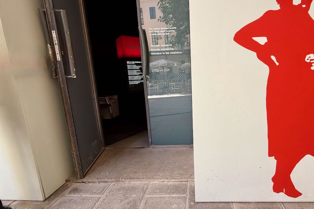 Puerta de acceso a sala