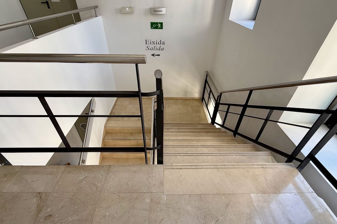 Escalera de salida de la exposición permanente 
