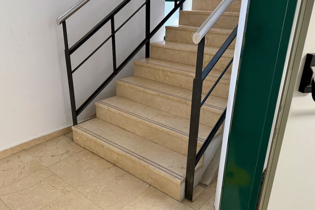 Escalera de salida de la exposición permanente 