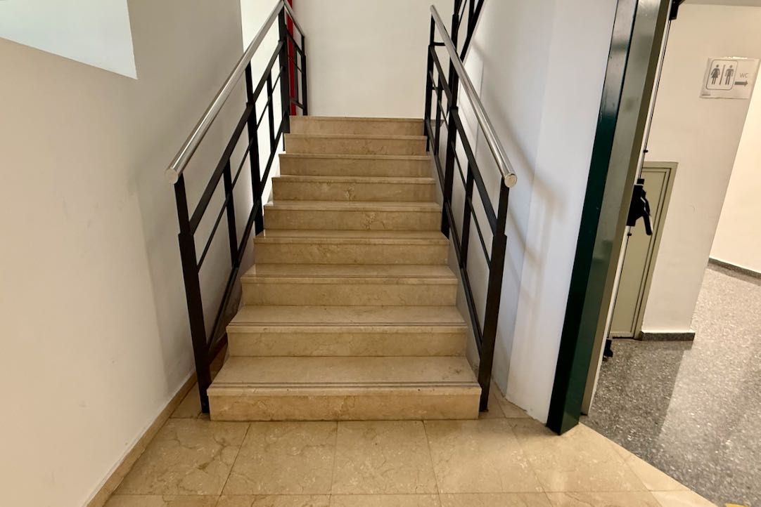Escalera de salida de la exposición permanente 