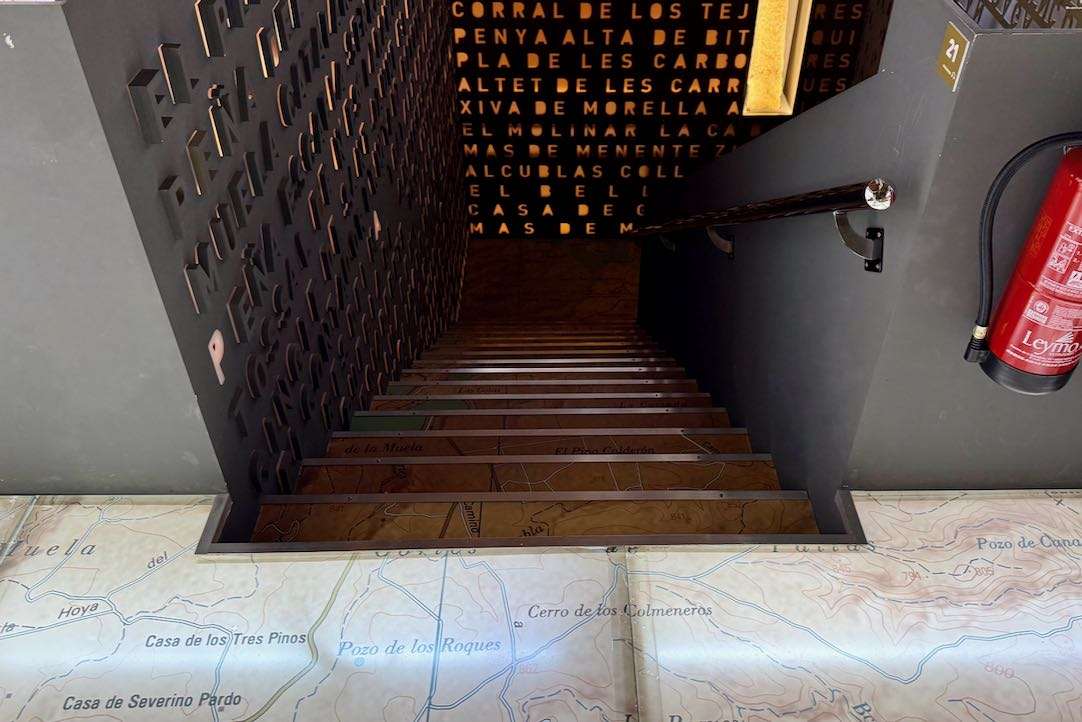 Escalera entre salas