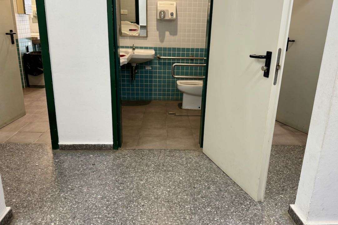 Puerta del aseo