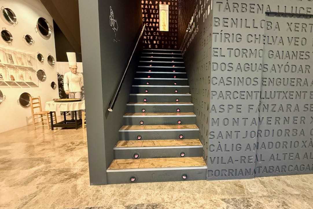 Escalera entre salas