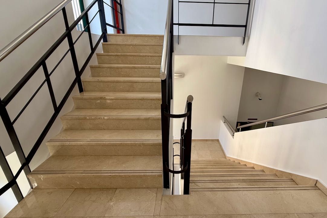 Escalera de salida de la exposición permanente 