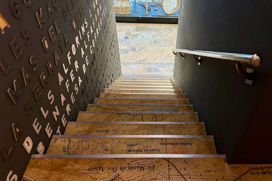 Escalera entre salas