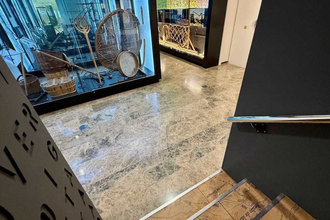 Escalera entre salas