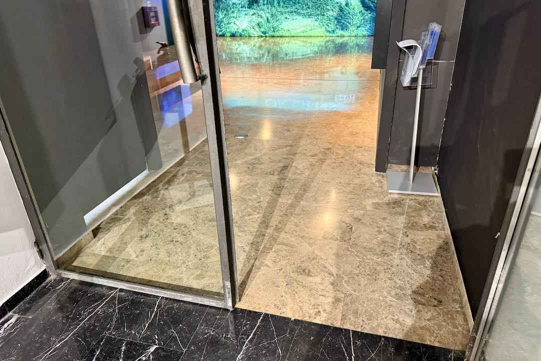 Puerta de acceso a la sala