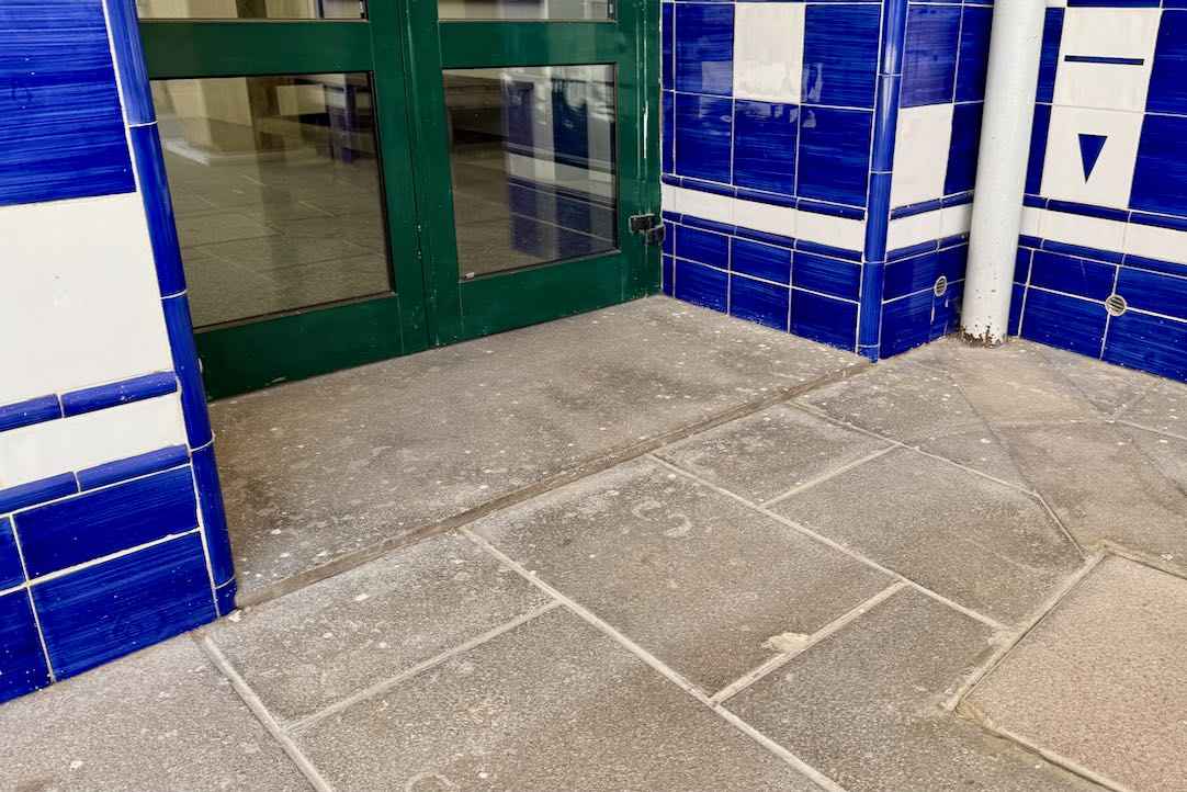 Puerta de acceso, detalle de la rampa