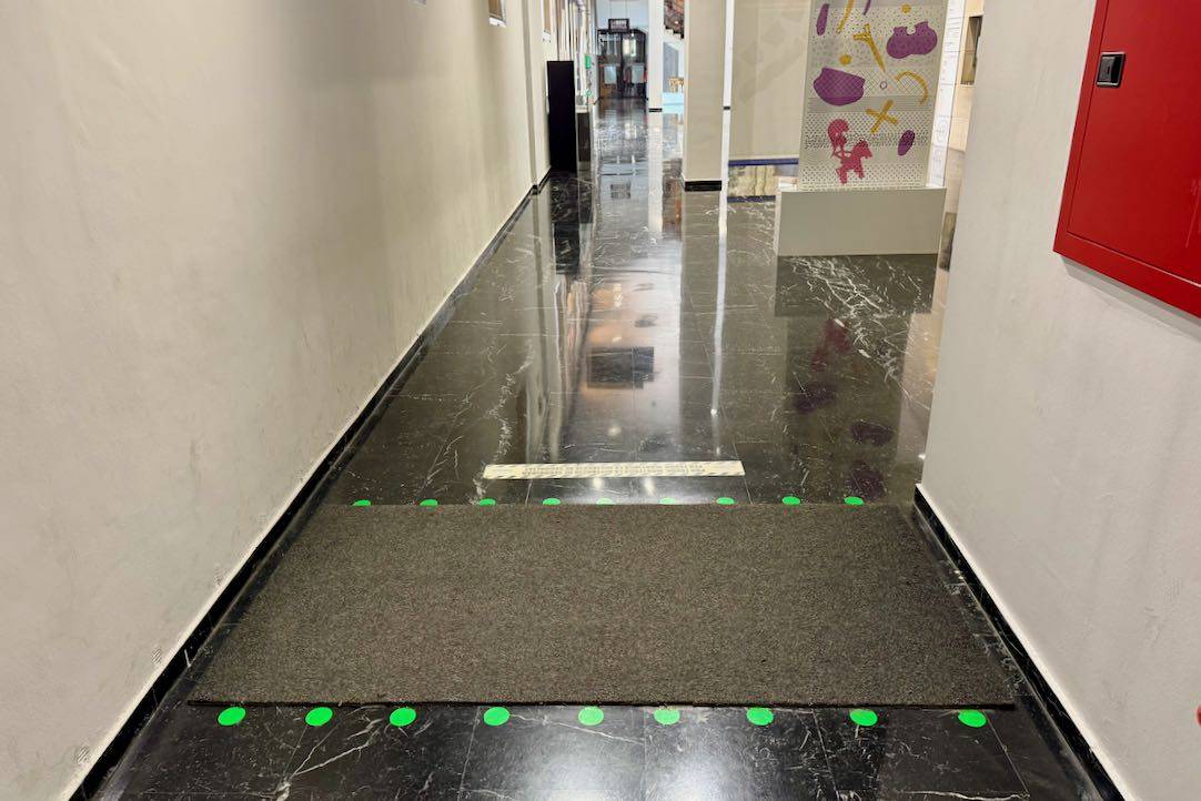 Pasillo de acceso a la sala