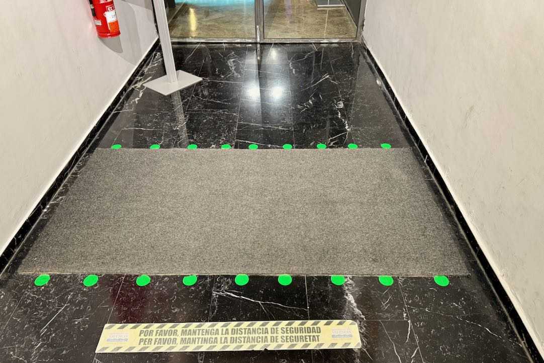 Moqueta en el acceso a la sala