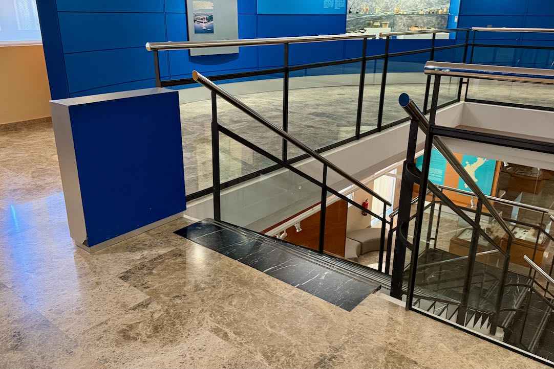 Escalera dentro de la sala