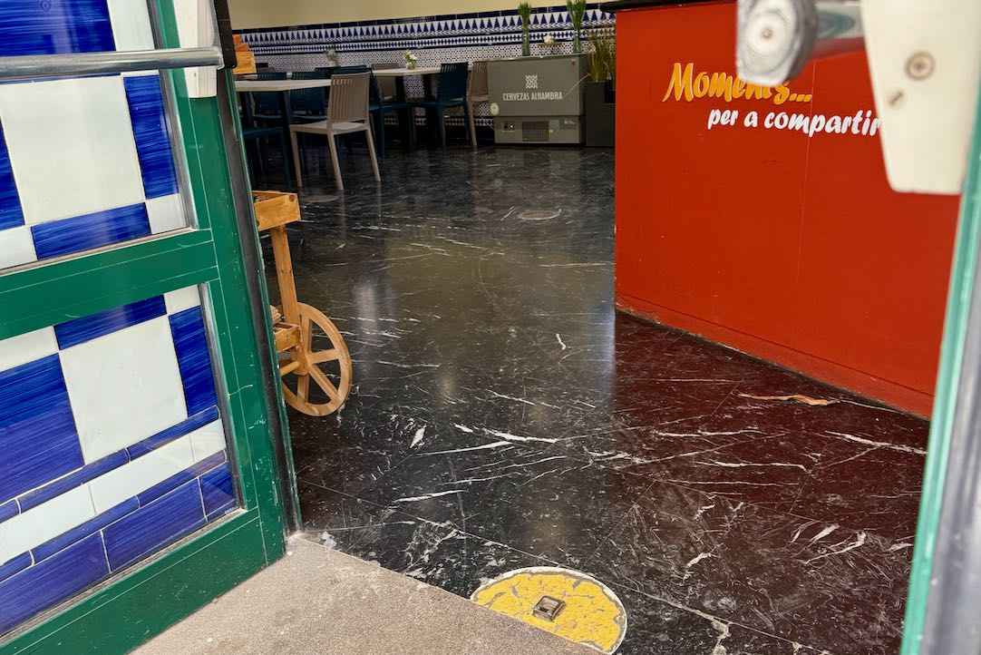 Puerta Cafetería