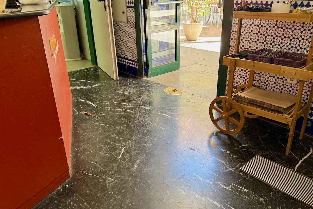 Puerta Cafetería