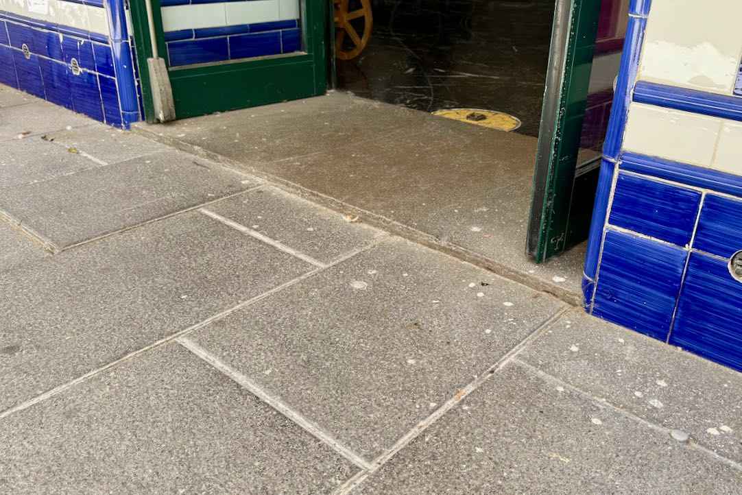 Puerta Cafetería