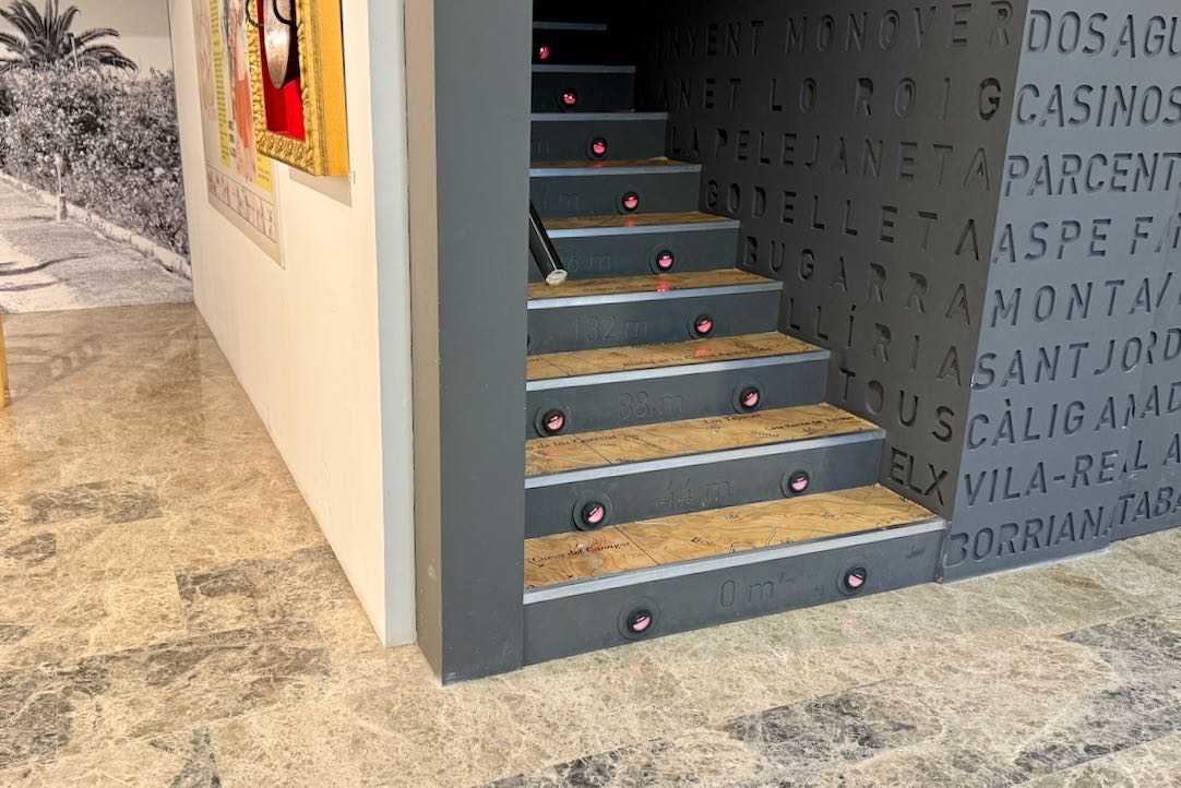 Escalera entre salas